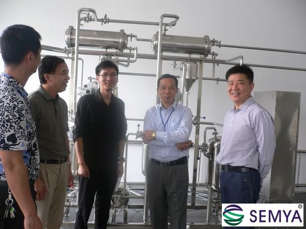 伽力森董事長(cháng)總經(jīng)理和我公司總經(jīng)理實(shí)驗室合影